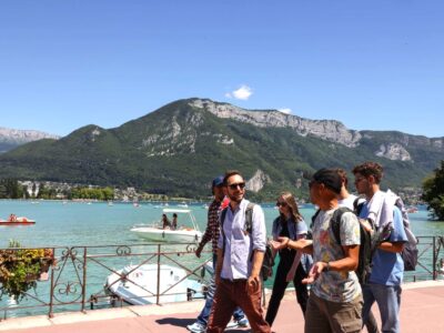 Estudiantes participando en actividades culturales en Annecy con vista al lago