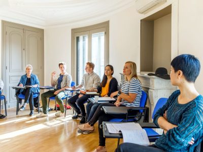 Grupo de estudiantes aprendiendo francés
